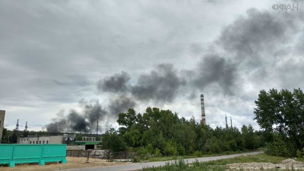 Горящий склад бывшего химзавода в Дзержинске сняли на видео - riafan.ru - Россия - Дзержинск - Нижегородская обл.