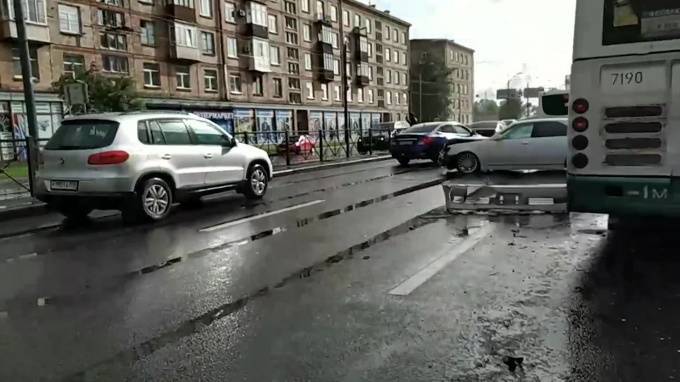 На Ивановской улице машина влетела в автобус - piter.tv - Ленинградская обл.
