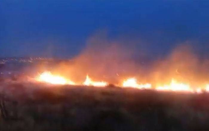 Крупный пожар у комплекса Цицернакаберд в Ереване, на место выехало шесть расчетов — видео - ru.armeniasputnik.am - Армения - Ереван
