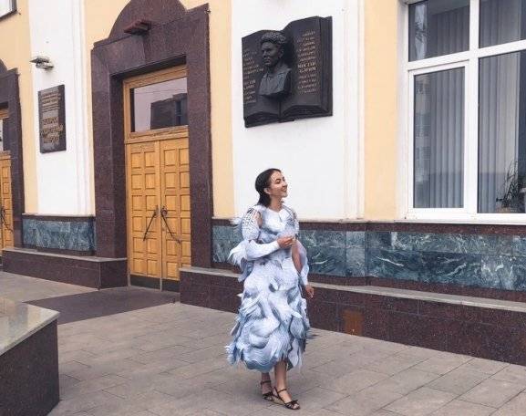 Студентка из Уфы сделала из своих курсовых выпускное платье - gorobzor.ru - Уфа