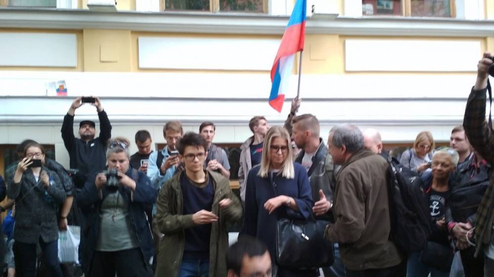 Любовь Соболь - Алексей Навальный - Дмитрий Гудков - Илья Ремесло - Эксперт назвал истинную цель незаконной акции оппозиции у здания Мосгоризбиркома - riafan.ru - Москва