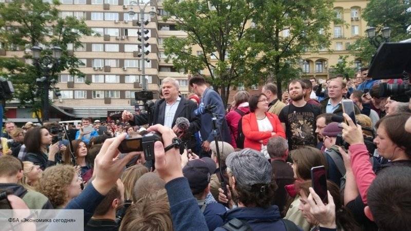Любовь Соболь - Сергей Игнатьев - Провокации у Мосгоризбиркома обернулись задержанием более 25 митингующих - politros.com - Москва - Россия