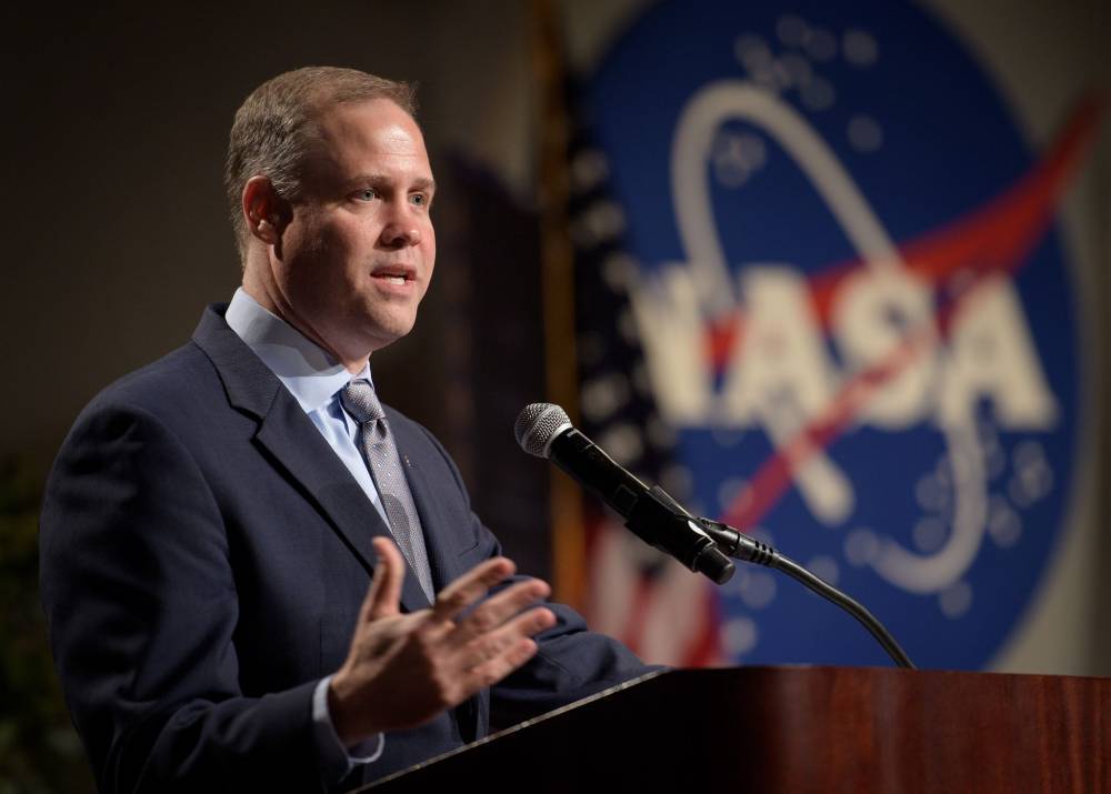 Дональд Трамп - Джеймс Брайденстайн - Глава NASA объяснил причины отсутствия американцев на Марсе и Луне. РЕН ТВ - ren.tv - США