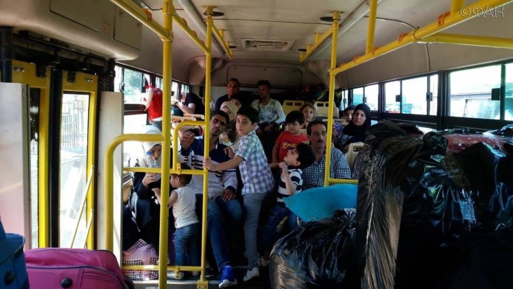 Сирийские беженцы возвращаются на родину из лагеря в Ливане - riafan.ru - Сирия - Дамаск - Ливан