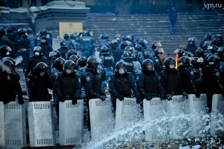 Протестующие парижане начали строить баррикады на Елисейских полях - vm.ru - Франция - Париж