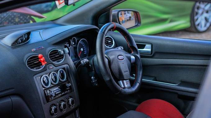 Ford Focus - В Сясьстрое во время конфликта неизвестные отобрали у женщины автомобиль Ford Focus - piter.tv - Россия - Ленинградская обл. - Санкт-Петербург - район Волховский