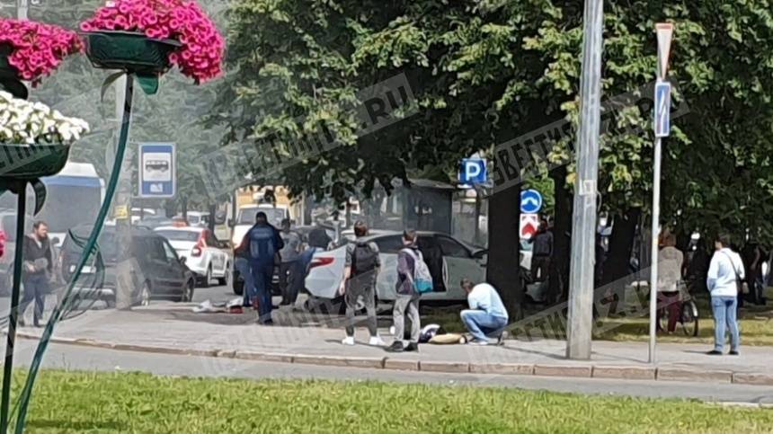 Автомобиль влетел в пешеходов на севере Петербурга — видео | Новости | Пятый канал - 5-tv.ru - Санкт-Петербург