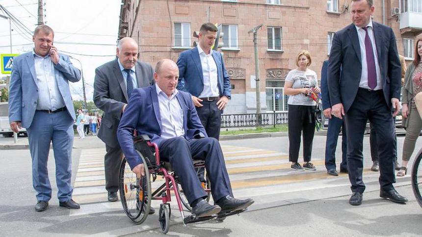Владислав Пинаев - Игорь Васильев - Мэр заставил чиновников пересесть в инвалидные коляски - bloknot.ru - Россия - Нижний Тагил