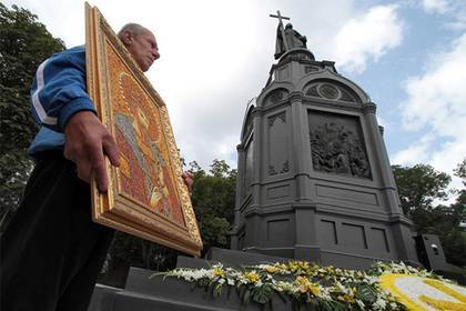 Владимир Зеленский - Петр Порошенко - Украина отметит День независимости с молебнами и без парада - lenta.ru - Украина - Киев
