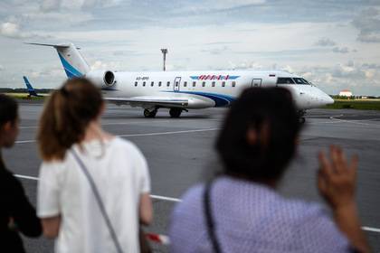Российский самолет развернулся в небе из-за пробитого стекла - lenta.ru - Москва - Санкт-Петербург - Сыктывкар