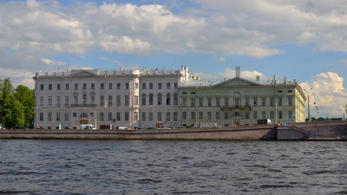 Подросток попал под колеса автомобиля на Дворцовой набережной - piter.tv