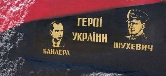 Степан Бандер - В Черкассах уже год не могут отмыть от краски памятник Бандере и Шухевичу - politnavigator.net - Черкассы