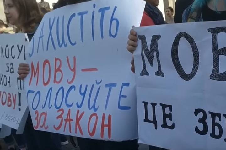 Владимир Зеленский - Петр Порошенко - На Украине вступил в силу закон о государственном языке - МК - mk.ru - Украина