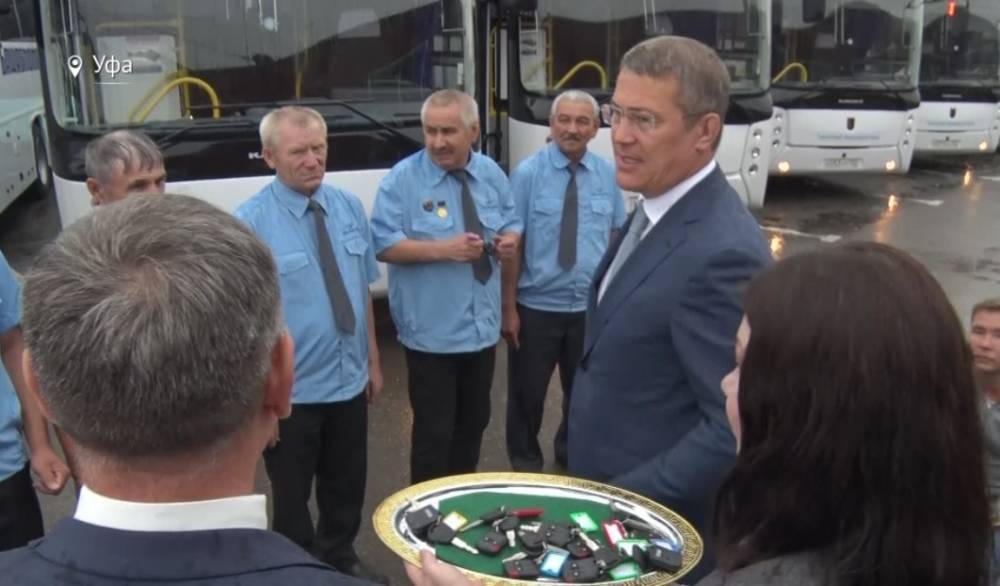 Радий Хабиров - Радий Хабиров передал «Башавтотрансу» ключи от 20 новых автобусов - bash.news - Россия - Башкирия - Уфа - Нефтекамск