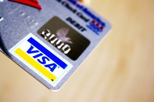 Владимир Путин - Visa уменьшит комиссию для интернет-магазинов при курьерской доставке товаров - versia.ru - Россия