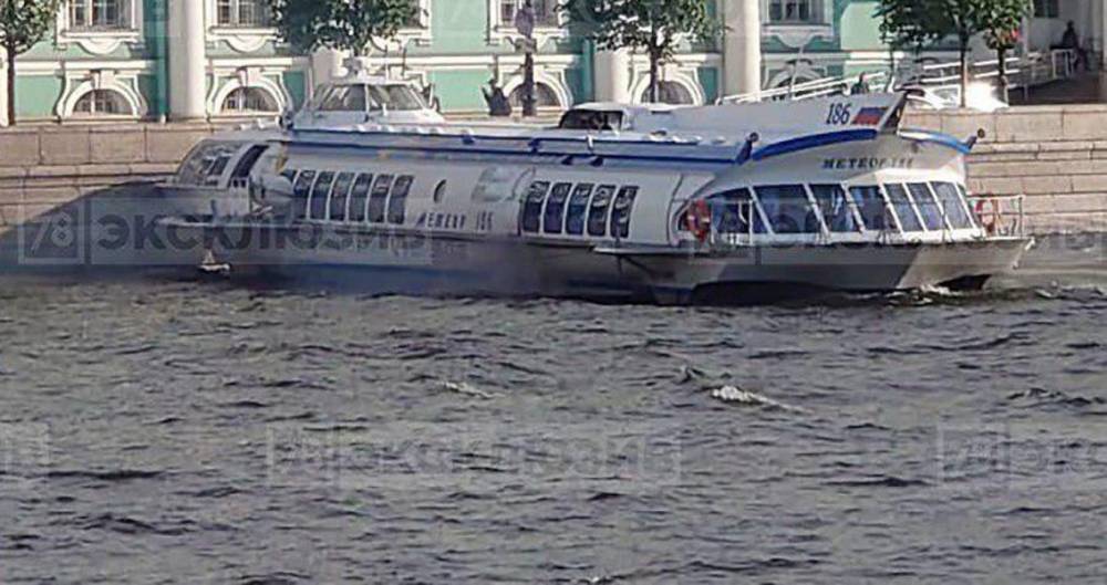 "Метеор" врезался в Дворцовую набережную - m24.ru - Санкт-Петербург - Рыбинск