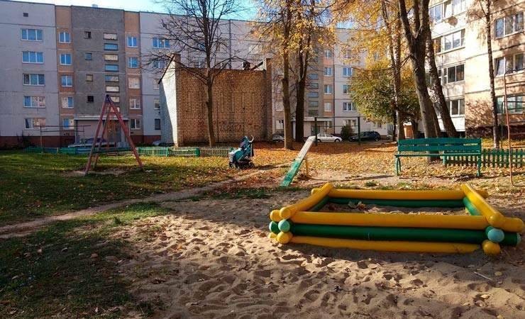 Мешали отдыхать: в Гродно пьяный мужчина метнул с балкона два ножа в детей на площадке - gomel.today - Белоруссия - Гродно