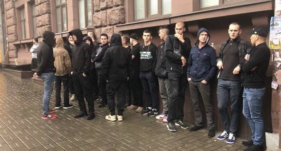 Петр Порошенко - Гопники Порошенко в балаклавах ворвались в ГБР с огнетушителем и устроили дебош - politnavigator.net - Украина
