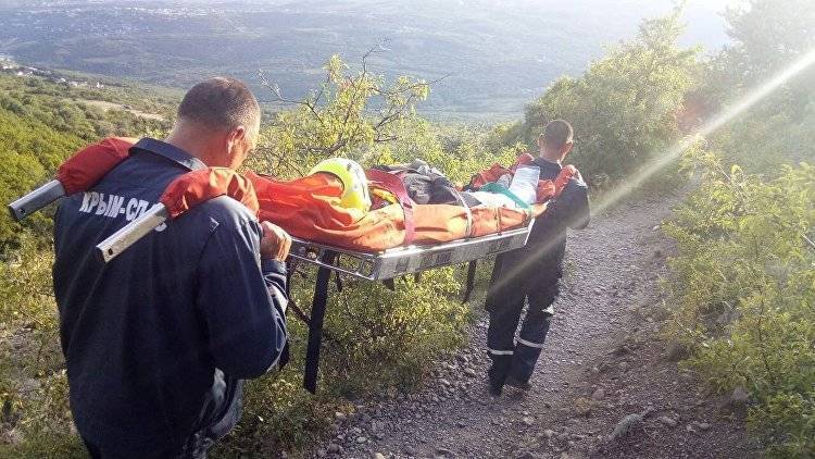 По горам на носилках: пенсионерка повредила ногу в Долине привидений - crimea.ria.ru - Крым - Симферополь