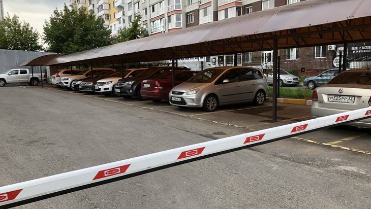В Брянске стали открывать платные автомобильные стоянки с навесами - bragazeta.ru - Брянск