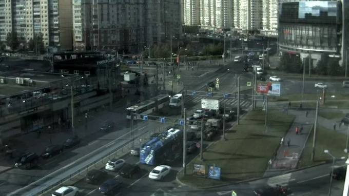 У Комендантской площади автомобиль сбил на "зебре" двоих пешеходов - piter.tv - Санкт-Петербург - р-н. Приморский