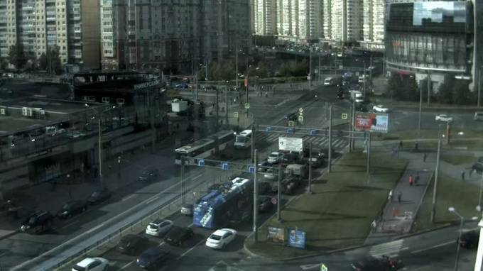 У Комендантской площади автомобиль сбил на "зебре" двоих пешеходов - piter.tv - Санкт-Петербург