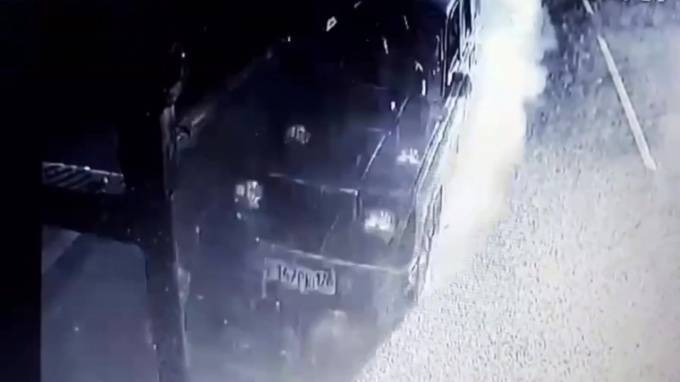 В Сети опубликовали видео момента столкновения ВАЗ и троллейбуса на Минеральной улице - piter.tv - Ленинградская обл. - Санкт-Петербург