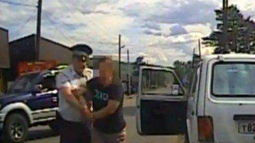 Пьяная женщина напала на сотрудника ГИБДД и повредила патрульный автомобиль | РИА «7 новостей» - 7info.ru - Россия - Красноярский край