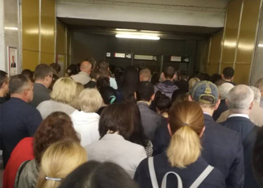 Москвичам рекомендовали пользоваться северным вестибюлем станции "Университет" - m24.ru