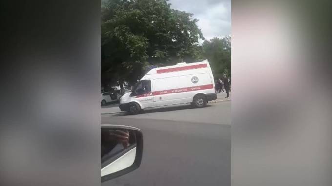 Иномарка протаранила людей и врезалась в дерево на Верности - piter.tv - Санкт-Петербург - респ. Саха