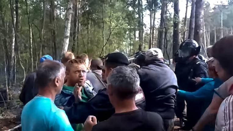 Дмитрий Гудков - В подмосковном Ликине-Дулеве полиция задержала протестующих против вырубки леса, одну из активисток увезли в больницу в тяжелом состоянии - rtvi.com