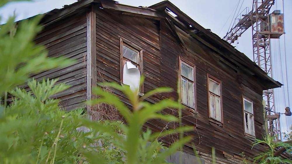 Михаил Воробьев - В Архангельске со свай сошел деревянный дом - tvc.ru - Архангельск