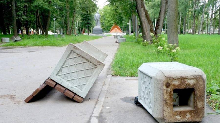 Школьники разгромили Парк Победы под Псковом - iz.ru - Россия - Псковская обл.