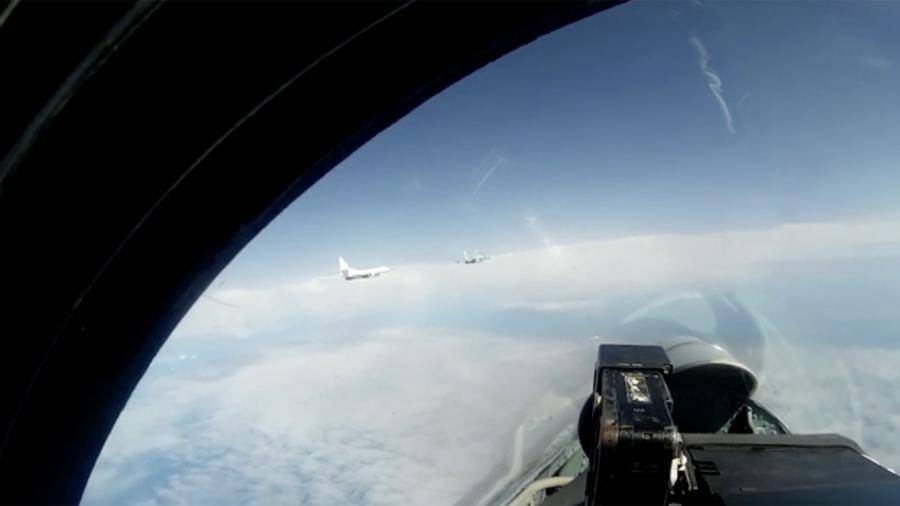 Появилось видео полета российских Ту-160 над Балтийским морем - iz.ru - Москва - Россия - Англия - Швеция - Финляндия - Дания