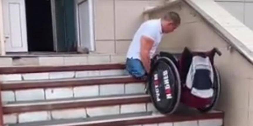 Рустам Набиев - Потерявший ноги после обрушения казармы в Омске десантник показал, как приходится карабкаться в больницу в Уфе - ruposters.ru - Уфа - Омск