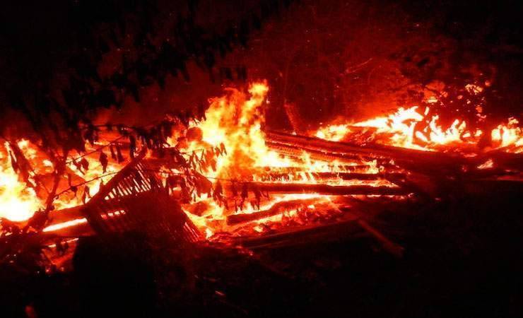 Под Речицей сгорели деревянный дом и сарай, подозревают поджог - gomel.today - район Речицкий