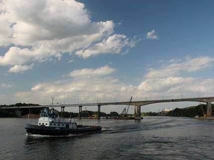 Уфмские спасатели 40 минут отговаривали женщину слезать с края моста - ufatime.ru - Уфа