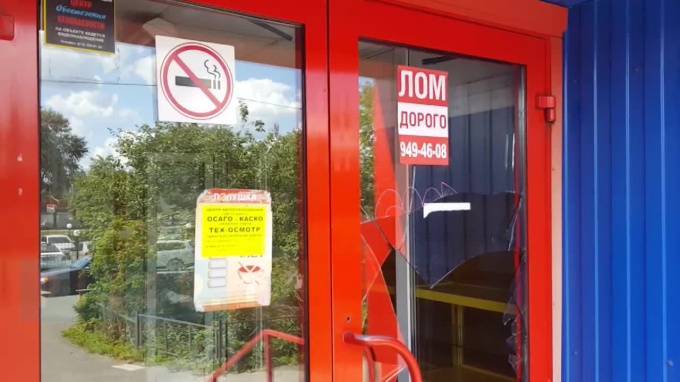 Очевидцы: на проспекте Энергетиков неизвестные разбили стекла в магазине - piter.tv