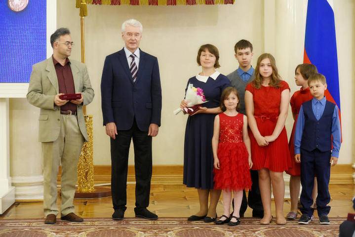Сергей Собянин - Сергей Собянин наградил многодетные семьи Москвы знаком «Родительская слава» - vm.ru - Москва - Москва