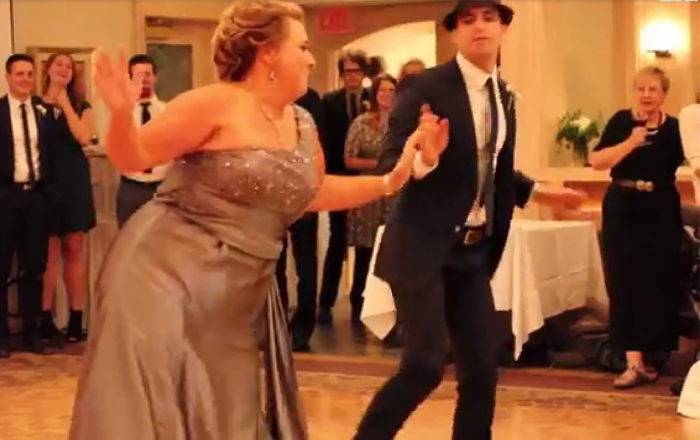 На свадьбе мать жениха "задвинула" невесту - видео зажигательного танца свекрови - ru.armeniasputnik.am