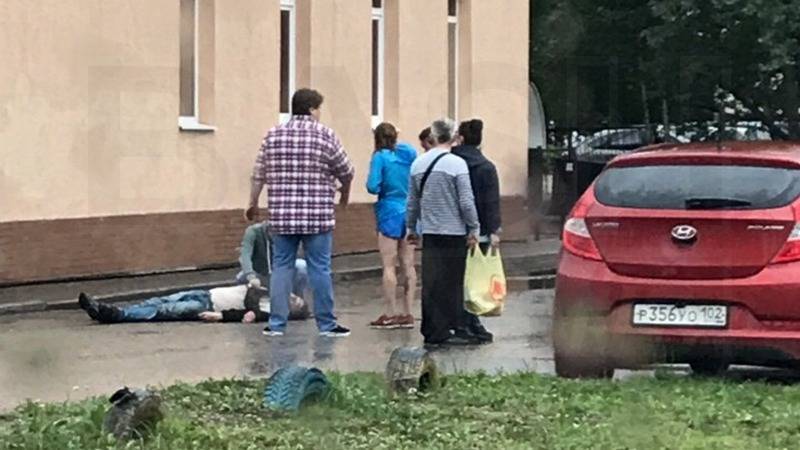 В Уфе мужчина чуть не захлебнулся в луже около станции скорой помощи - bash.news - Уфа