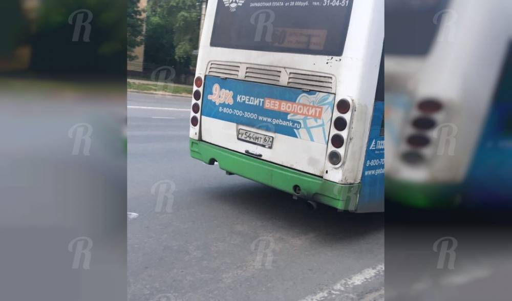 Орала и выхватывала телефон. В Смоленске кондуктор выкинула из автобуса подростка с проездным - readovka.ru - Смоленск