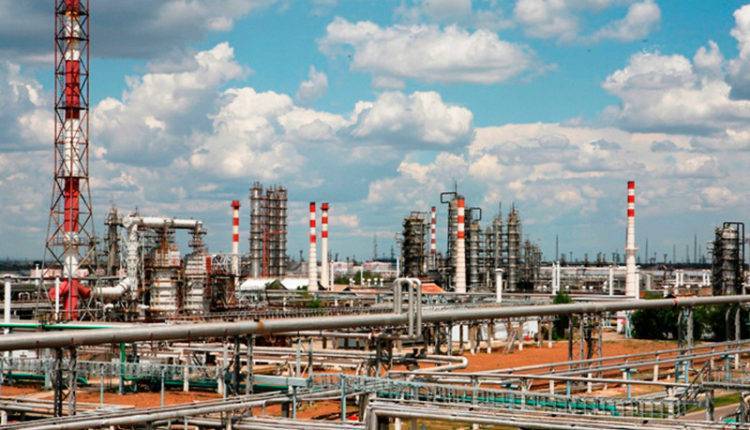 Игорь Демин - «Коммерсант»: российские НПЗ получали «грязную» нефть и до инцидента с нефтепроводом «Дружба» - newtvnews.ru - Волгоград - Самара - Волгоградская обл.