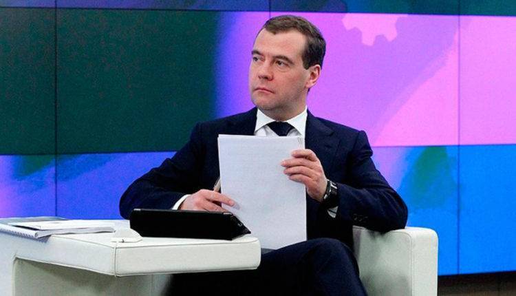 Владимир Путин - Дмитрий Медведев - Медведев: Поручения в рамках нацпроектов реализуются эффективно - newtvnews.ru - Россия