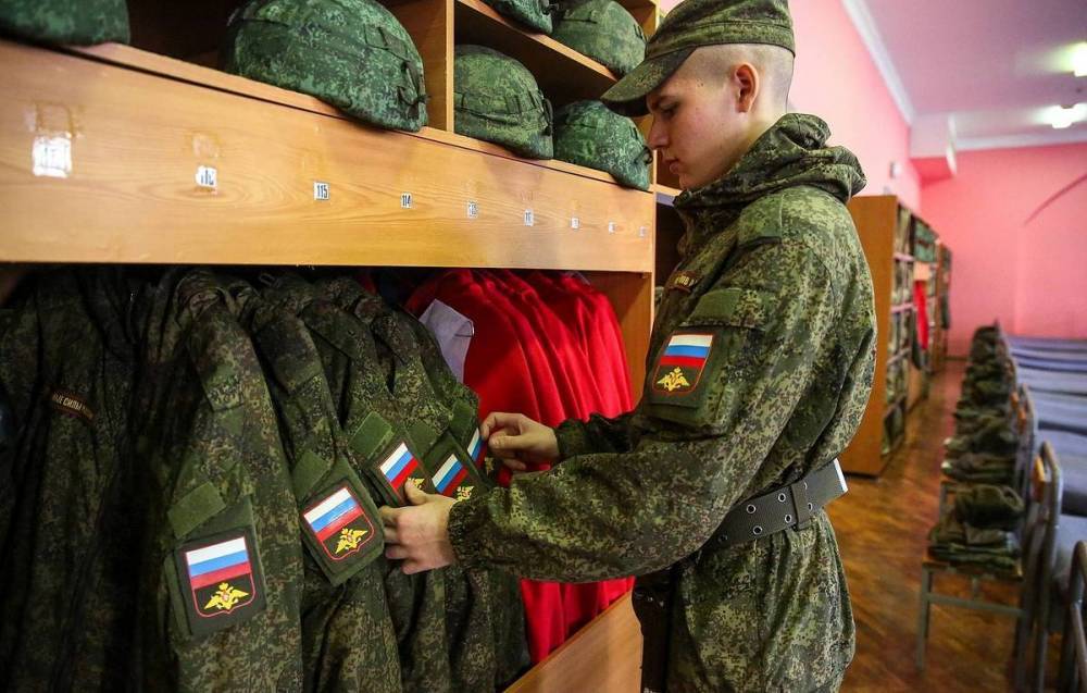 Сергей Шойгу - Владимир Путин - Рядовым и сержантам ВС РФ с 1 сентября существенно поднимут зарплату - tass.ru - Москва - Россия