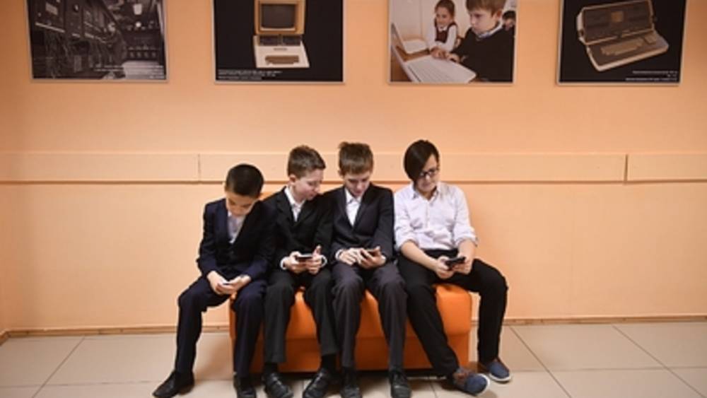 Борис Чернышов - В России придумали способ обойти запрет на мобильные телефоны в школах - tsargrad.tv - Москва - Россия