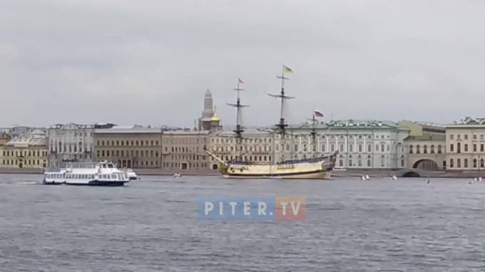 Корабль "Полтава" заметили около Дворцовой набережной - piter.tv - Полтава