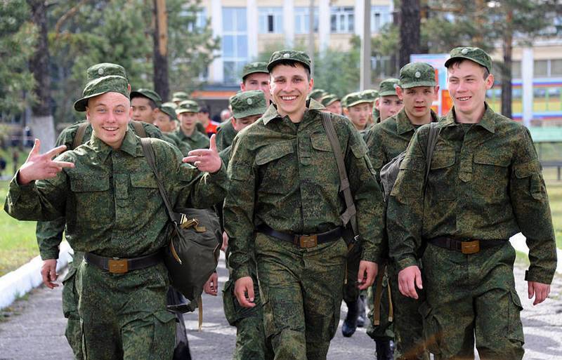Сергей Шойгу - Владимир Путин - Зарплаты рядовых и сержантов "по контракту" возрастут с 1 сентября - topwar.ru - Россия