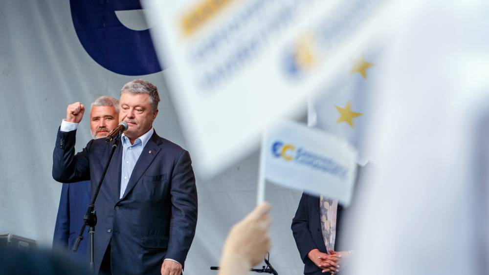 Петр Порошенко - "Воспитывайте своего урода": Соратника Порошенко пристыдили за сына, справившего нужду на памятный знак Украины - tsargrad.tv - Украина
