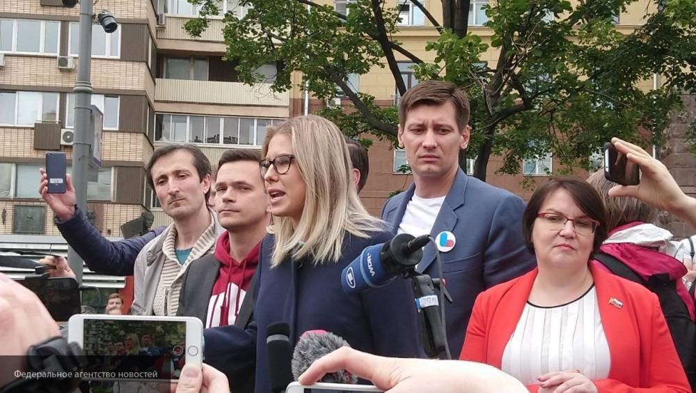 Любовь Соболь - Алексей Навальный - Алеся Рябцева - Рябцева не считает Соболь человеком после прерванной юристом минуты молчания в МГИК - politexpert.net - Москва